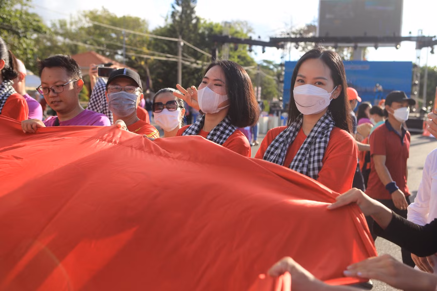 Lễ thượng cờ Tổ quốc tại Tiền Phong Marathon không chỉ là để tôn vinh hình ảnh cờ Tổ quốc mà còn là thông điệp khẳng định bất khả xâm phạm đối với hai quần đảo Hoàng Sa và Trường Sa của Việt Nam. Lễ thượng cờ Tổ quốc tại Tiền Phong Marathon không chỉ là để tôn vinh hình ảnh cờ Tổ quốc mà còn là thông điệp khẳng định bất khả xâm phạm đối với hai quần đảo Hoàng Sa và Trường Sa của Việt Nam.