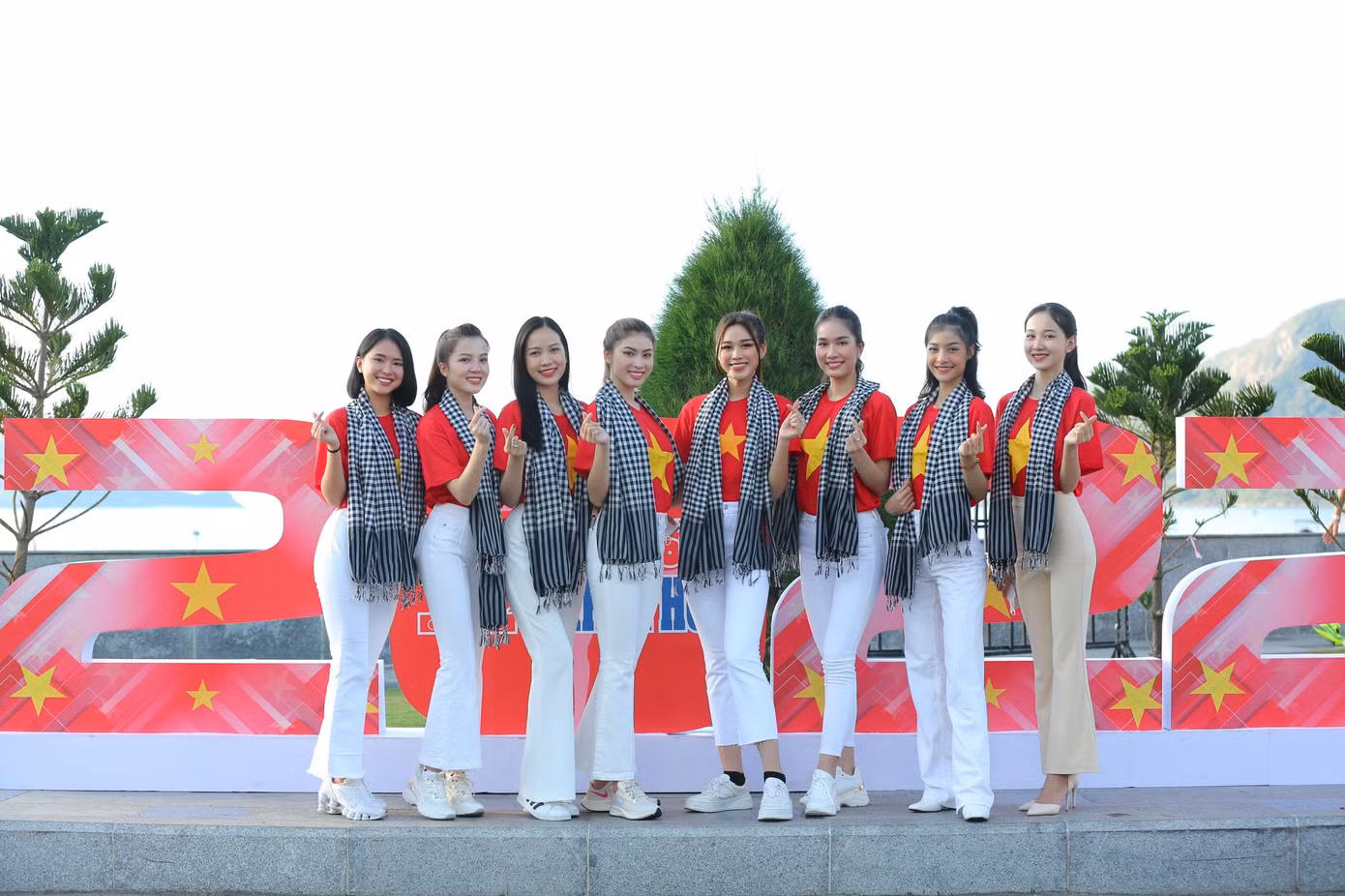 “Là người con của tỉnh Bà Rịa - Vũng Tàu, đây là lần đầu thứ 2 Trúc Linh được ra thăm huyện đảo Côn Đảo của tỉnh nhà. Trúc Linh cũng đã từng tham gia rất nhiều các buổi thượng cờ nhưng đây là lần thượng cờ mà Trúc Linh có nhiều cảm xúc nhất. Nhìn lá cờ đỏ sao vàng bay phất phới giữa bầu trời biển đảo, trong lòng Trúc Linh trào dâng niềm vinh dự và tự hào vì được làm công dân của đất nước Việt Nam hòa bình, xinh đẹp. Nhưng để có được sự hòa bình, xinh đẹp như hôm nay đã có rất nhiều các thế hệ các anh hùng, liệt sĩ đã hy sinh xương máu của mình, đã ngã xuống vì nền độc lập, tự do của dân tộc. Buổi thượng cờ hôm nay đã một lần nữa nhắc nhở Trúc Linh phải cố gắng học tập, rèn luyện thật tốt để trở thành người có ích cho xã hội. Góp phần xây dựng đất nước ngày càng giàu đẹp, văn minh. Đặc biệt là phải góp phần bảo vệ chủ quyền toàn vẹn lãnh thổ của đất nước để xứng đáng với sự hy sinh của các thế hệ đi trước để chúng ta có được một nước Việt Nam như ngày hôm nay”- Người đẹp Trúc Linh bộc bạch. “Là người con của tỉnh Bà Rịa - Vũng Tàu, đây là lần đầu thứ 2 Trúc Linh được ra thăm huyện đảo Côn Đảo của tỉnh nhà. Trúc Linh cũng đã từng tham gia rất nhiều các buổi thượng cờ nhưng đây là lần thượng cờ mà Trúc Linh có nhiều cảm xúc nhất. Nhìn lá cờ đỏ sao vàng bay phất phới giữa bầu trời biển đảo, trong lòng Trúc Linh trào dâng niềm vinh dự và tự hào vì được làm công dân của đất nước Việt Nam hòa bình, xinh đẹp. Nhưng để có được sự hòa bình, xinh đẹp như hôm nay đã có rất nhiều các thế hệ các anh hùng, liệt sĩ đã hy sinh xương máu của mình, đã ngã xuống vì nền độc lập, tự do của dân tộc. Buổi thượng cờ hôm nay đã một lần nữa nhắc nhở Trúc Linh phải cố gắng học tập, rèn luyện thật tốt để trở thành người có ích cho xã hội. Góp phần xây dựng đất nước ngày càng giàu đẹp, văn minh. Đặc biệt là phải góp phần bảo vệ chủ quyền toàn vẹn lãnh thổ của đất nước để xứng đáng với sự hy sinh của các thế hệ đi trước để chúng ta có được một nước Việt Nam như ngày hôm nay”- Người đẹp Trúc Linh bộc bạch.