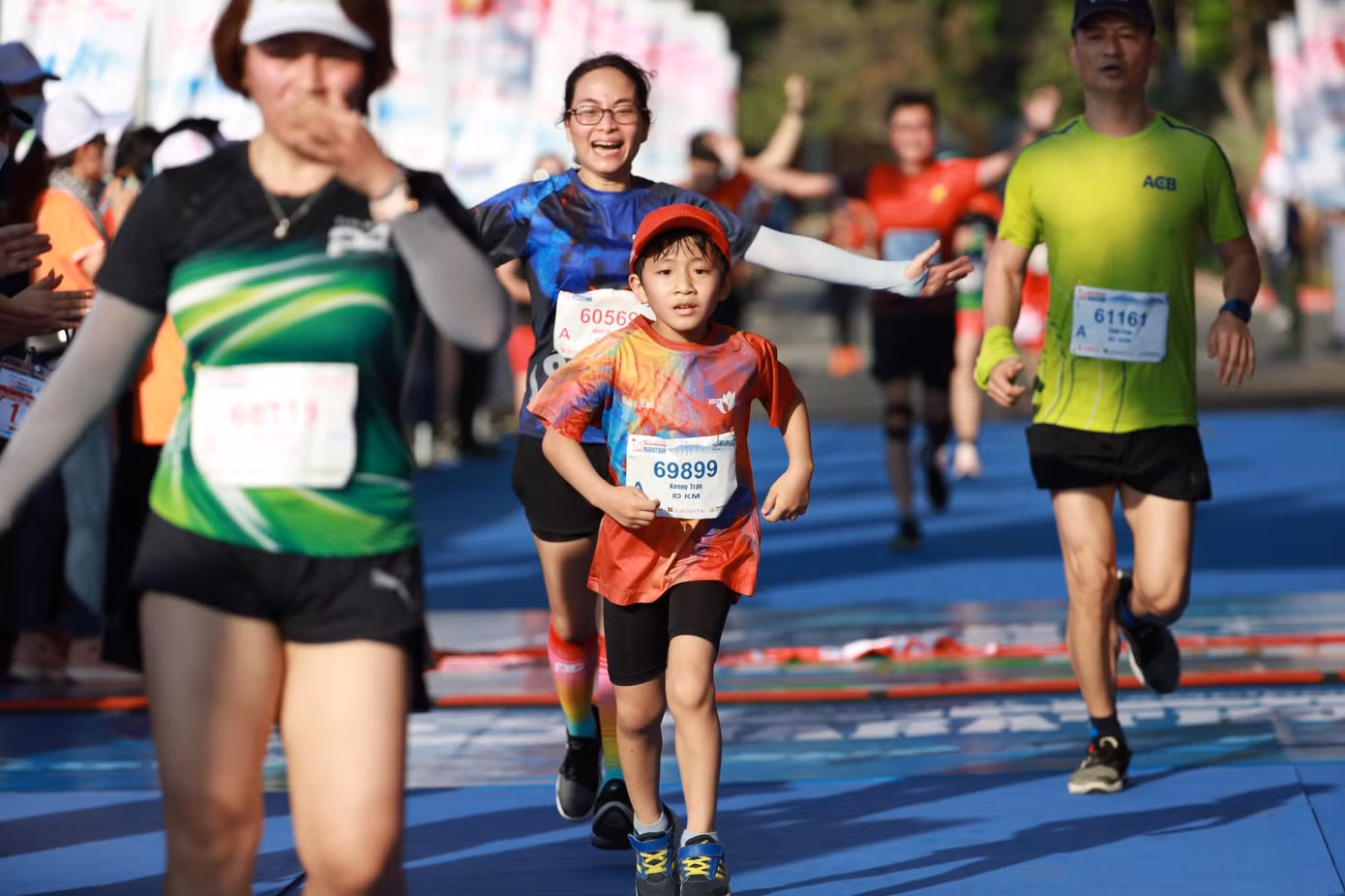 Rất nhiều runner nhí xuất hiện trên đường chạy Tiền Phong Marathon 2022.