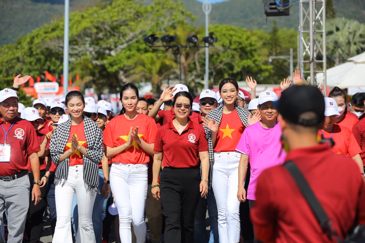 Các Hoa hậu, Á hậu và dàn người đẹp xuống đường chạy cổ động. Các Hoa hậu, Á hậu và dàn người đẹp xuống đường chạy cổ động.