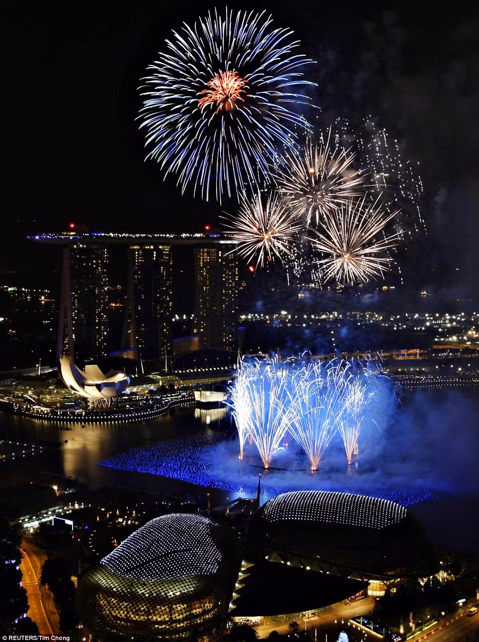 Màn pháo hoa ngoạn mục chào năm mới tại vịnh Marina tại Singapore. Ảnh: Reuters