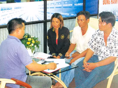 Các nạn nhân đến tố giác bọn lừa đảo. Ảnh: Nguyên Bảo 