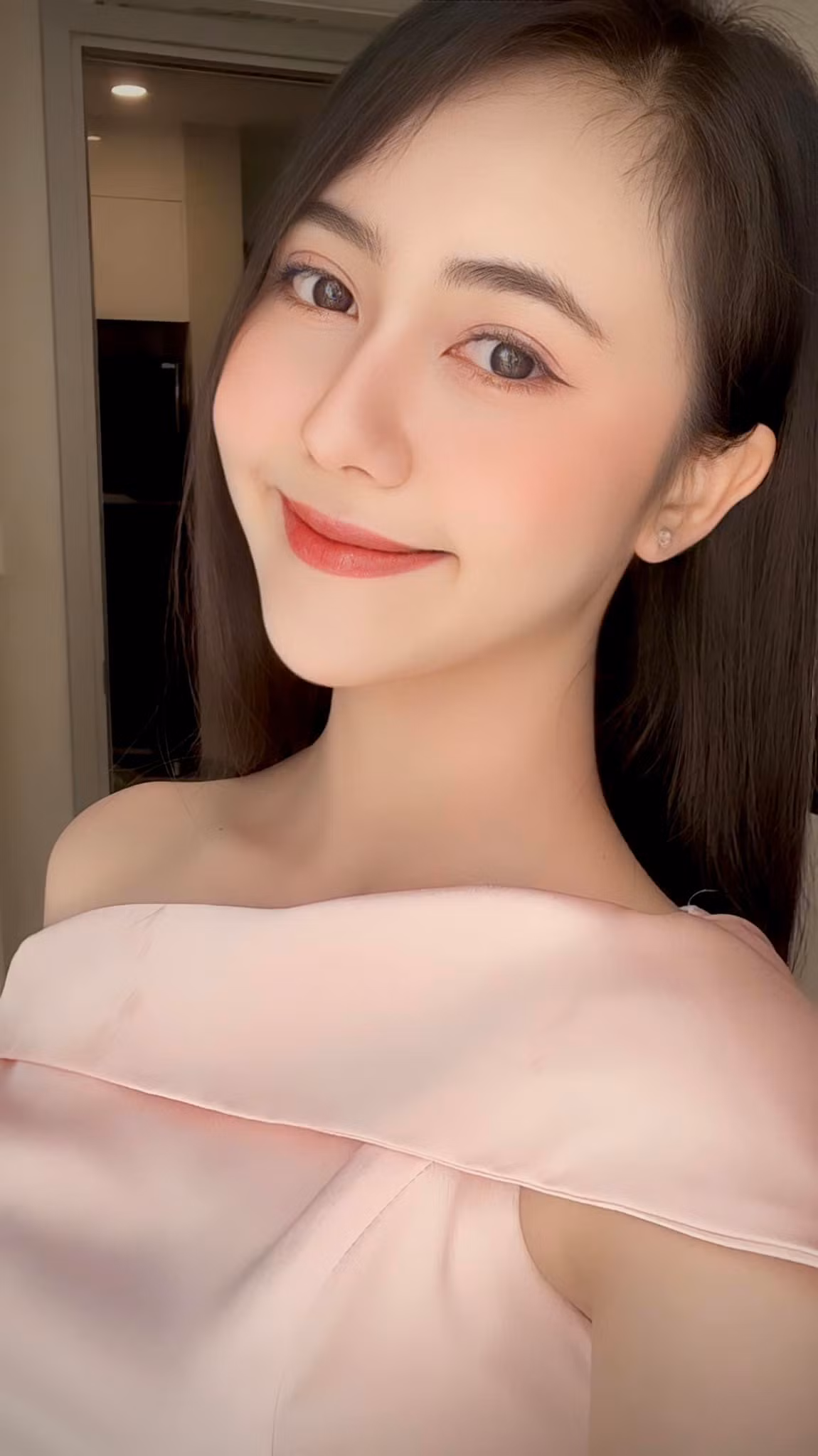 "Tôi từng nghĩ cuộc đời mình chỉ gắn liền với sân khấu và những vai diễn. Nhưng khi bạn bè động viên tham gia Hoa hậu Việt Nam, tôi quyết định thử sức. Từ những bước catwalk đầu tiên đầy lóng ngóng đến khoảnh khắc tự tin đứng trước ban giám khảo, tôi nhận ra rằng mình có nhiều đam mê với các cuộc thi sắc đẹp", cô nói. "Tôi từng nghĩ cuộc đời mình chỉ gắn liền với sân khấu và những vai diễn. Nhưng khi bạn bè động viên tham gia Hoa hậu Việt Nam, tôi quyết định thử sức. Từ những bước catwalk đầu tiên đầy lóng ngóng đến khoảnh khắc tự tin đứng trước ban giám khảo, tôi nhận ra rằng mình có nhiều đam mê với các cuộc thi sắc đẹp", cô nói.