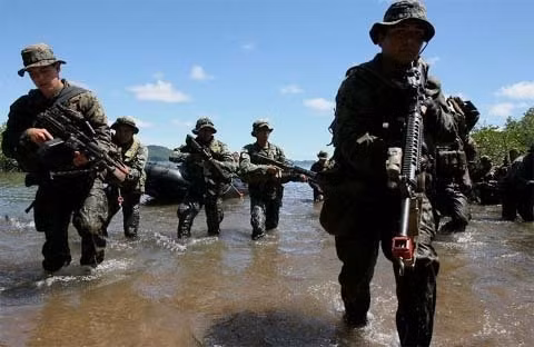 Quân đội Mỹ Philippines trong đợt tập trận chung hồi năm ngoái. Quân đội Mỹ Philippines trong đợt tập trận chung hồi năm ngoái
