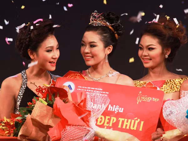 Những người đẹp chúc mừng Xuân Trang. Ảnh: Nguyễn Huy