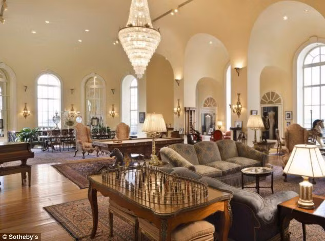 Căn hộ penthouse (căn hộ nằm trên tầng cao nhất của một tòa nhà, cao ốc hay còn gọi là căn hộ thông tầng) nằm trên tầng 41, 42 và 43 của tòa nhà Upper East Side ở trung tâm thành phố New York
