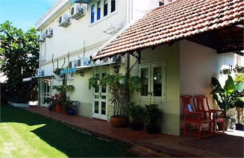 Vào ban ngày, ngôi nhà nổi bật hơn nhờ thảm cỏ xanh mướt quanh nhà