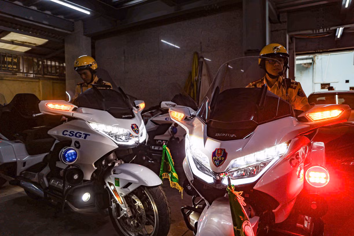Cán bộ, chiến sĩ CSGT Hà Nội làm nhiệm vụ dẫn đoàn kiểm tra phương tiện trước khi thực hiện nhiệm vụ. Cán bộ, chiến sĩ CSGT Hà Nội làm nhiệm vụ dẫn đoàn kiểm tra phương tiện trước khi thực hiện nhiệm vụ.