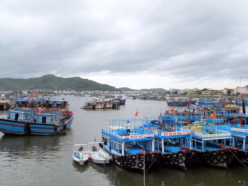 Tàu cá, tàu du lịch neo đậu ở sông Cửa Bé, phía trong cảng Hòn Rớ