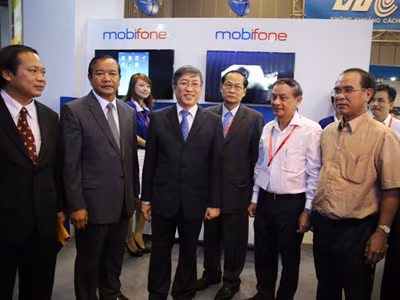 Tại gian hàng MobiFone, TGĐ Công ty Mai Văn Bình và các Phó TGĐ đã vinh dự đón tiếp Thứ trưởng Bộ Thông tin và truyền thông Lê Nam Thắng