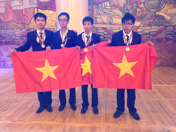 4 chàng trai dự thi Olympic Hóa học quốc tế