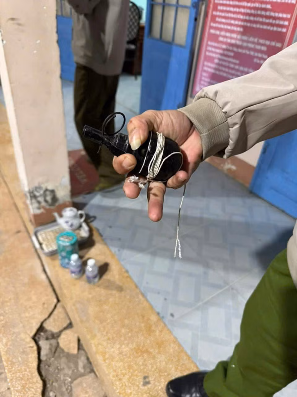 Quả lựu đạn giả mà Phạm Đức Tiến mang đến nhà chị N. Quả lựu đạn giả mà Phạm Đức Tiến mang đến nhà chị N.
