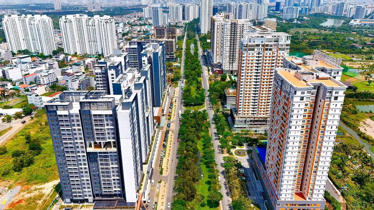 Quy định cấm dùng chung cư để cho thuê ngắn ngày vấp phải nhiều ý kiến trái chiều từ các chủ căn hộ đang kinh doanh mô hình này. Quy định cấm dùng chung cư để cho thuê ngắn ngày vấp phải nhiều ý kiến trái chiều từ các chủ căn hộ đang kinh doanh mô hình này.