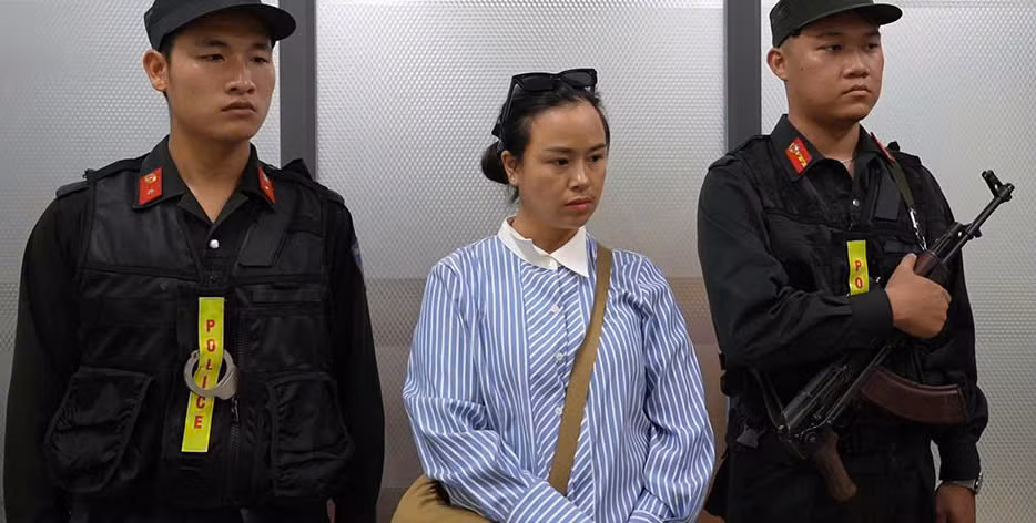Cơ quan CSĐT Công an tỉnh Bình Thuận thi hành lệnh giữ người trong trường hợp khẩn cấp đối với Nguyễn Thị Thu Hồng. Cơ quan CSĐT Công an tỉnh Bình Thuận thi hành lệnh giữ người trong trường hợp khẩn cấp đối với Nguyễn Thị Thu Hồng.