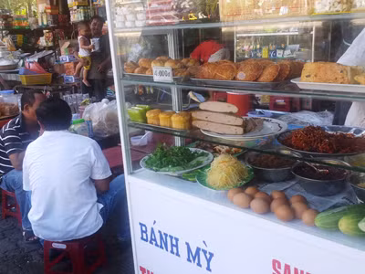 Phần lớn vụ ngộ độc tập thể gần đây ở Đà Nẵng do thức ăn đường phố, bánh mì. ẢNH: NGUYỄN HUY