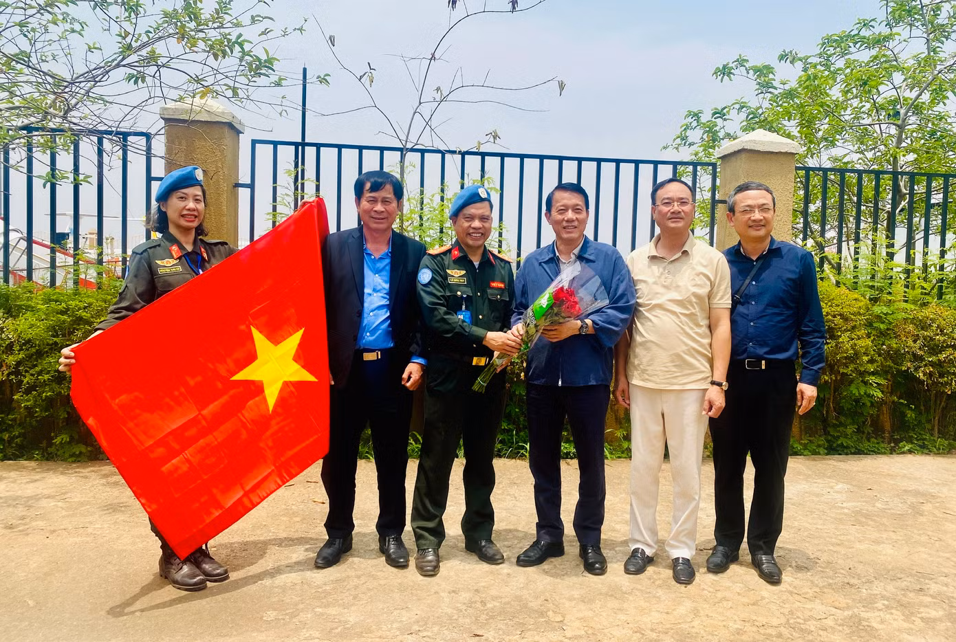Thứ trưởng Lương Tam Quang cùng Đoàn sĩ quan Công an, Quân đội Việt Nam đang tham gia GGHB LHQ. Ảnh: BCA