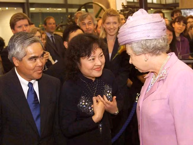 Ông Nick Út cùng Kim Phúc gặp mặt nữ hoàng Anh Elizabeth II vào ngày 27-6-2000. Ảnh: AP.