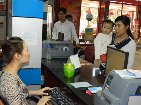 Bán vé tàu tại ga Sài Gòn. Ảnh: H.T