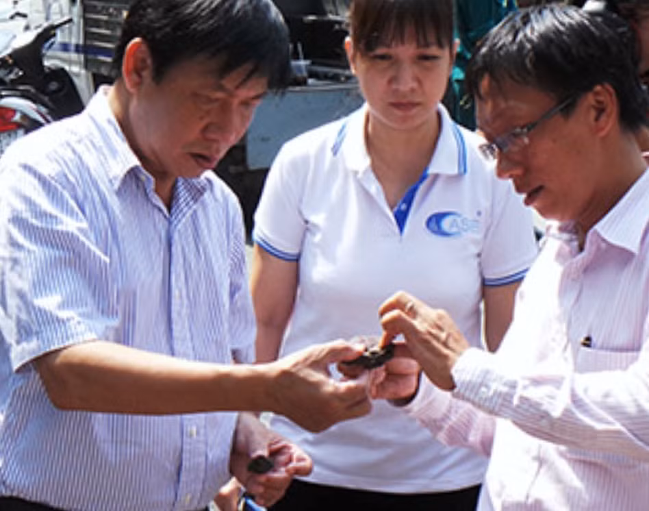 Thỏi đồng được phát hiện trong hố phát nổ. Thỏi đồng được phát hiện trong hố phát nổ