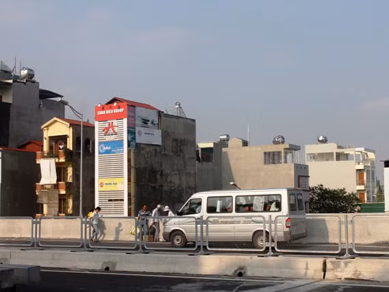 Nhiều xe khách ngang nhiên đón trả khách trên đường cao tốc