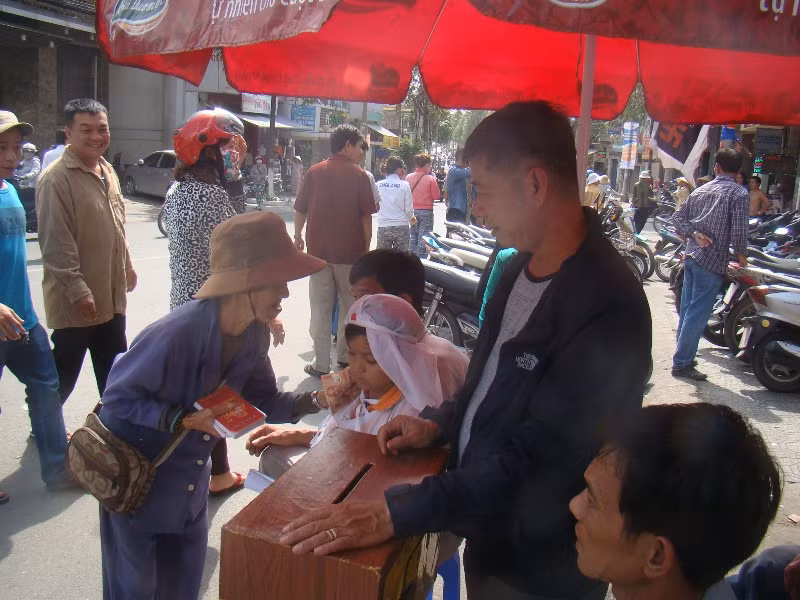 Người hảo tâm đến giúp đỡ gia đình gặp nạn trong vụ cháy