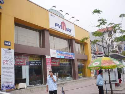 Khu đất của Nhà máy Xe lửa Gia Lâm tại số 583 Nguyễn Văn Cừ mặt tiền trở thành siêu thị Fivimart Ảnh: Anh Trọng