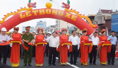 Cắt băng thông xe cầu vượt nút giao thông Đại Cồ Việt - Trần Khát Chân. Ảnh: Phan Thiên.