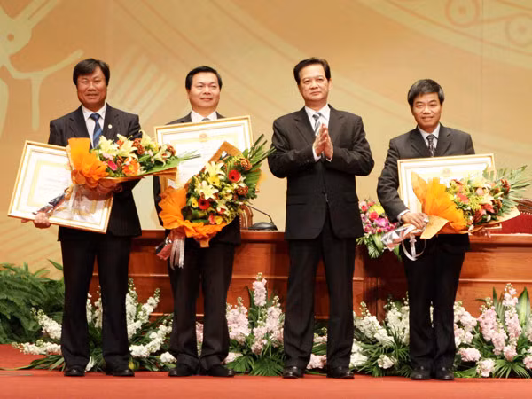 Thủ tướng trao Huân chương Lao động hạng ba của Chủ tịch nước tặng thưởng Bộ Công Thương, Cục Tài chính Doanh nghiệp (Bộ Tài chính), Ban Đổi mới và Phát triển Doanh nghiệp. Ảnh: TTXVN