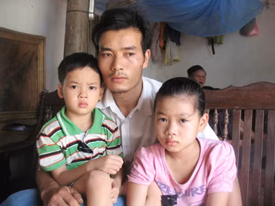 Chị Nguyễn Thị Liễu, bị xe bảo vệ Cty Giai Đức cán chết, để lại 2 con thơ và người chồng bệnh tật