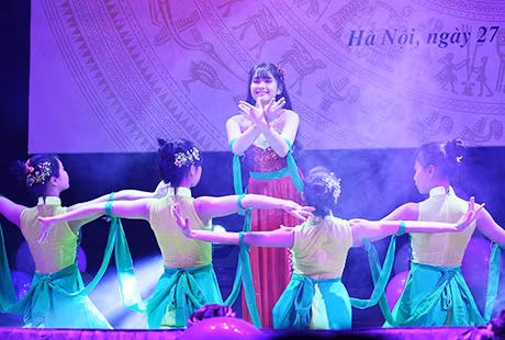 Lê Thị Việt Hà trình diễn màn múa Cánh hồng