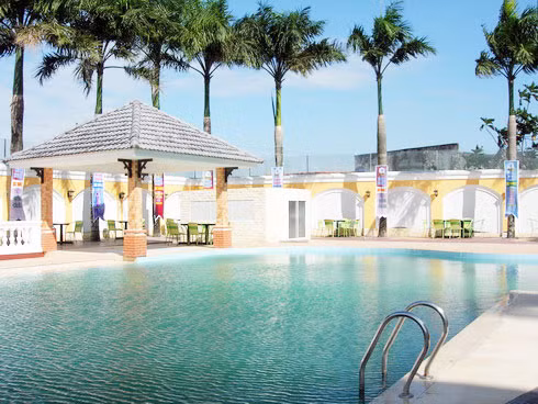 Phía dưới là bể bơi nằm ngay lối chính vào tư dinh