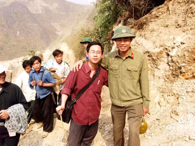 PV Minh Tuấn (người khoác túi) trên công trường thanh niên tình nguyện làm đường ở Tà Xi Láng năm 2004 (huyện Trạm Tấu, tỉnh Yên Bái). Ảnh: Hồng Vĩnh