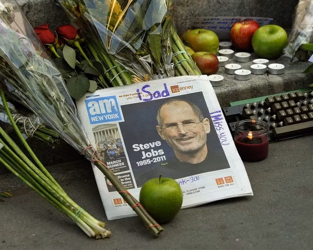 Hoa, táo, nến được người dân Mỹ đặt khắp nơi để tưởng nhớ tới Steve Jobs. Ảnh: AP