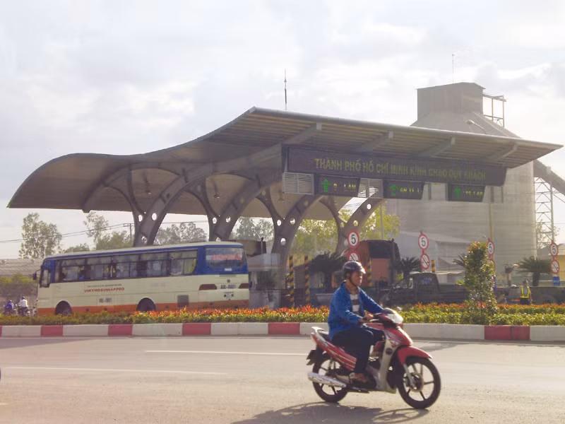 Các khoản thuế, phí ngày càng cao khiến cuộc sống cư dân đô thị thêm khó khăn. (Trong ảnh: Trạm thu phí đặt trên Xa lộ Hà Nội (TPHCM) nhưng thu phí hoàn vốn cho đường Điện Biên Phủ) Ảnh: H.T. Các khoản thuế, phí ngày càng cao khiến cuộc sống cư dân đô thị thêm khó khăn. (Trong ảnh: Trạm thu phí đặt trên Xa lộ Hà Nội (TPHCM) nhưng thu phí hoàn vốn cho đường Điện Biên Phủ) Ảnh: H.T