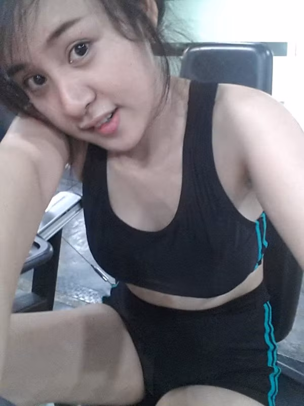 Vì mới tập làm quen với gym nên Huyền Anh vẫn chưa có được vóc dáng săn chắc, vòng bụng vẫn lộ mỡ thừa 