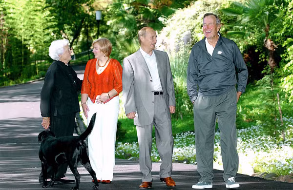 Vợ chồng ông Putin cùng vợ chồng cựu tổng thống Mỹ George Herbert Walker Bush tại Bocharov hồi tháng 9/2003