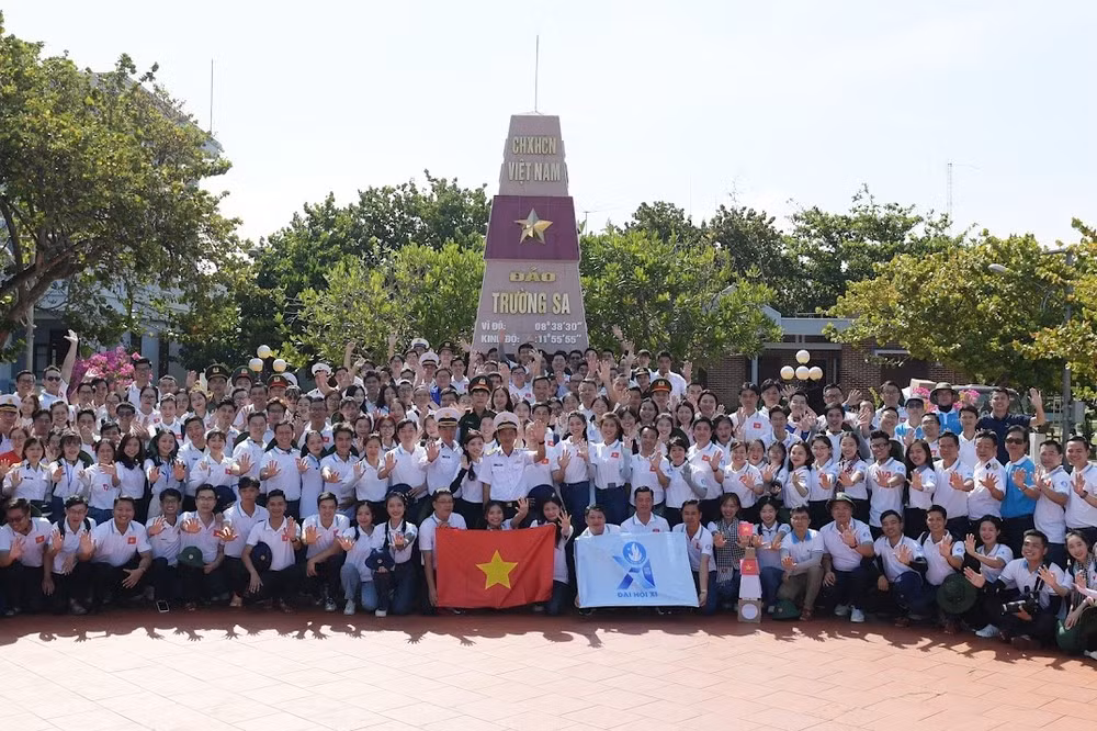 Các đại biểu đi thăm Trường Sa trong chương trình “Sinh viên với biển, đảo Tổ quốc” năm 2023. Ảnh: Dương Triều