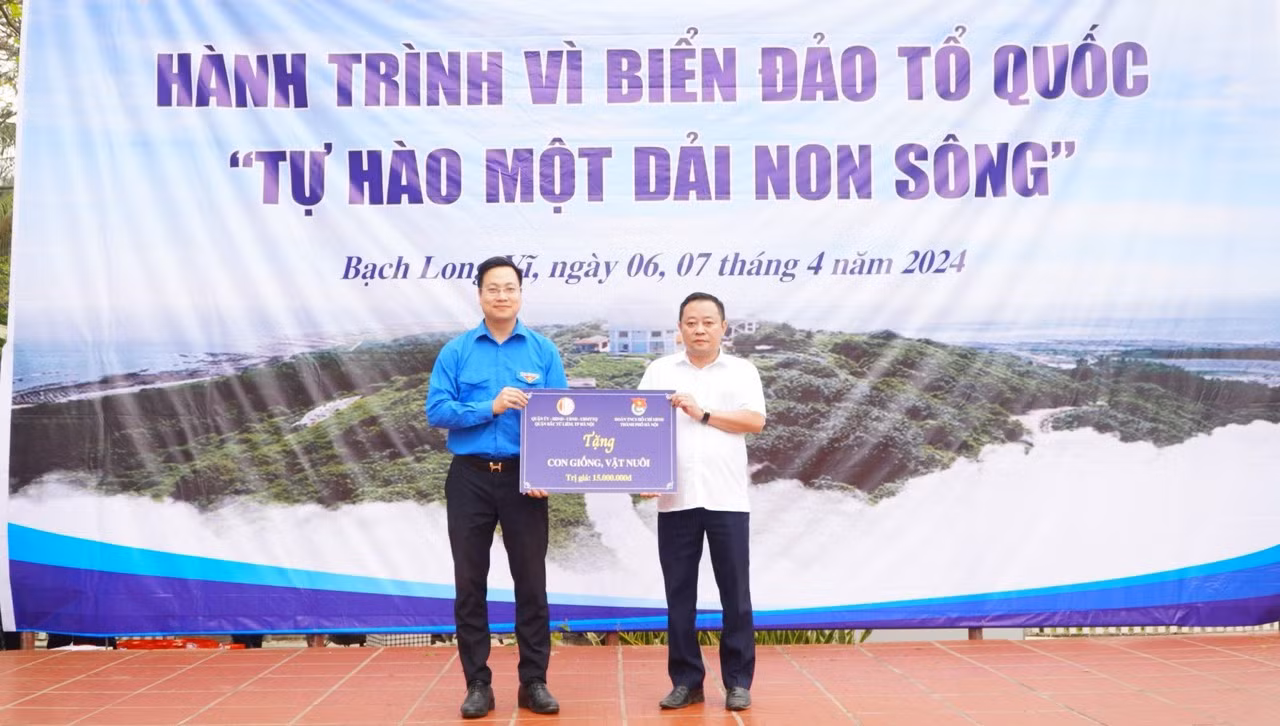 Anh Trần Quang Hưng - Phó Bí thư Thành Đoàn Hà Nội trao biểu tượng trưng quà tặng về con giống, vật nuôi cho thanh niên xung phong tại đảo