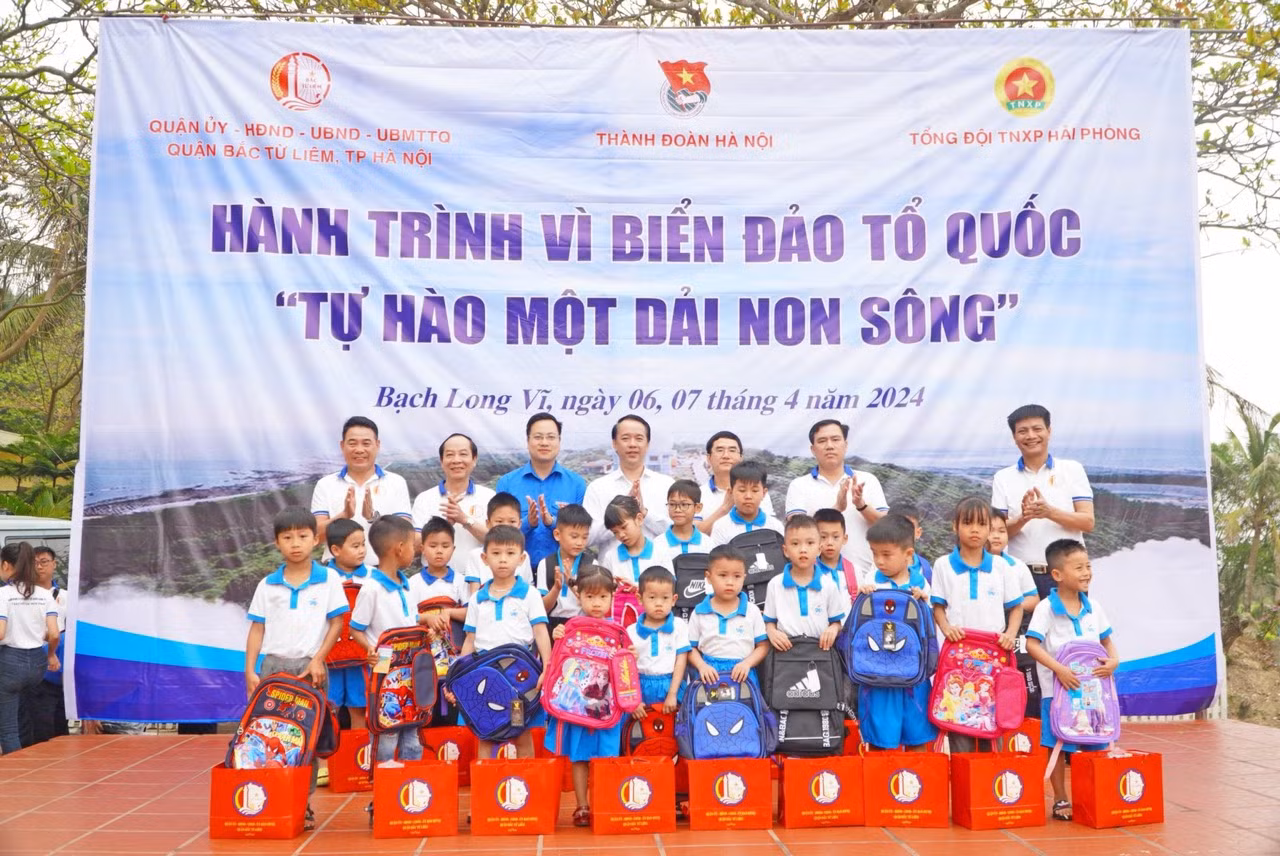 Đoàn công tác tặng quà cho học sinh trên đảo Bạch Long Vĩ