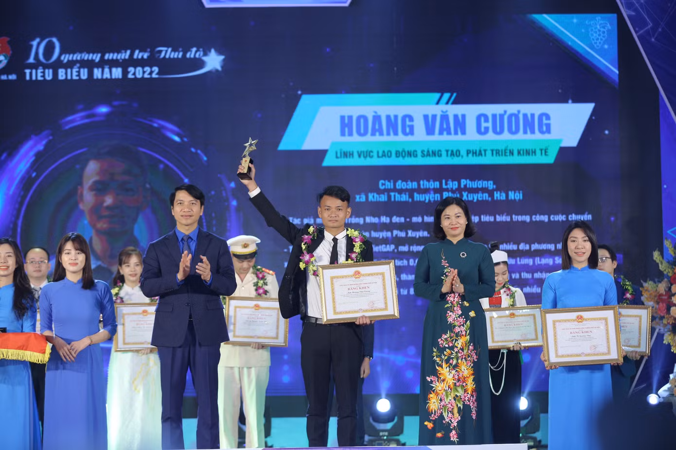 Bà Nguyễn Thị Tuyến - Phó Bí thư thường trực Thành ủy Hà Nội và anh Nguyễn Ngọc Lương - Bí thư thường trực T.Ư Đoàn, Chủ tịch T.Ư Hội LHTN Việt Nam trao cúp biểu trưng và bằng khen cho 10 Gương mặt trẻ Thủ đô tiêu biểu năm 2022. Bà Nguyễn Thị Tuyến - Phó Bí thư thường trực Thành ủy Hà Nội và anh Nguyễn Ngọc Lương - Bí thư thường trực T.Ư Đoàn, Chủ tịch T.Ư Hội LHTN Việt Nam trao cúp biểu trưng và bằng khen cho 10 Gương mặt trẻ Thủ đô tiêu biểu năm 2022.