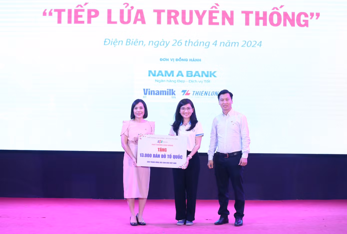 Chị Hồ Hồng Nguyên - Trưởng ban Thanh niên Trường học T.Ư Đoàn, Phó Chủ tịch thường trực Hội SVVN (đứng giữa) tiếp nhận biểu tượng trưng 13.000 bản đồ Tổ quốc từ đại diện Phổ thông Cao đẳng - FPT Polytechnic.