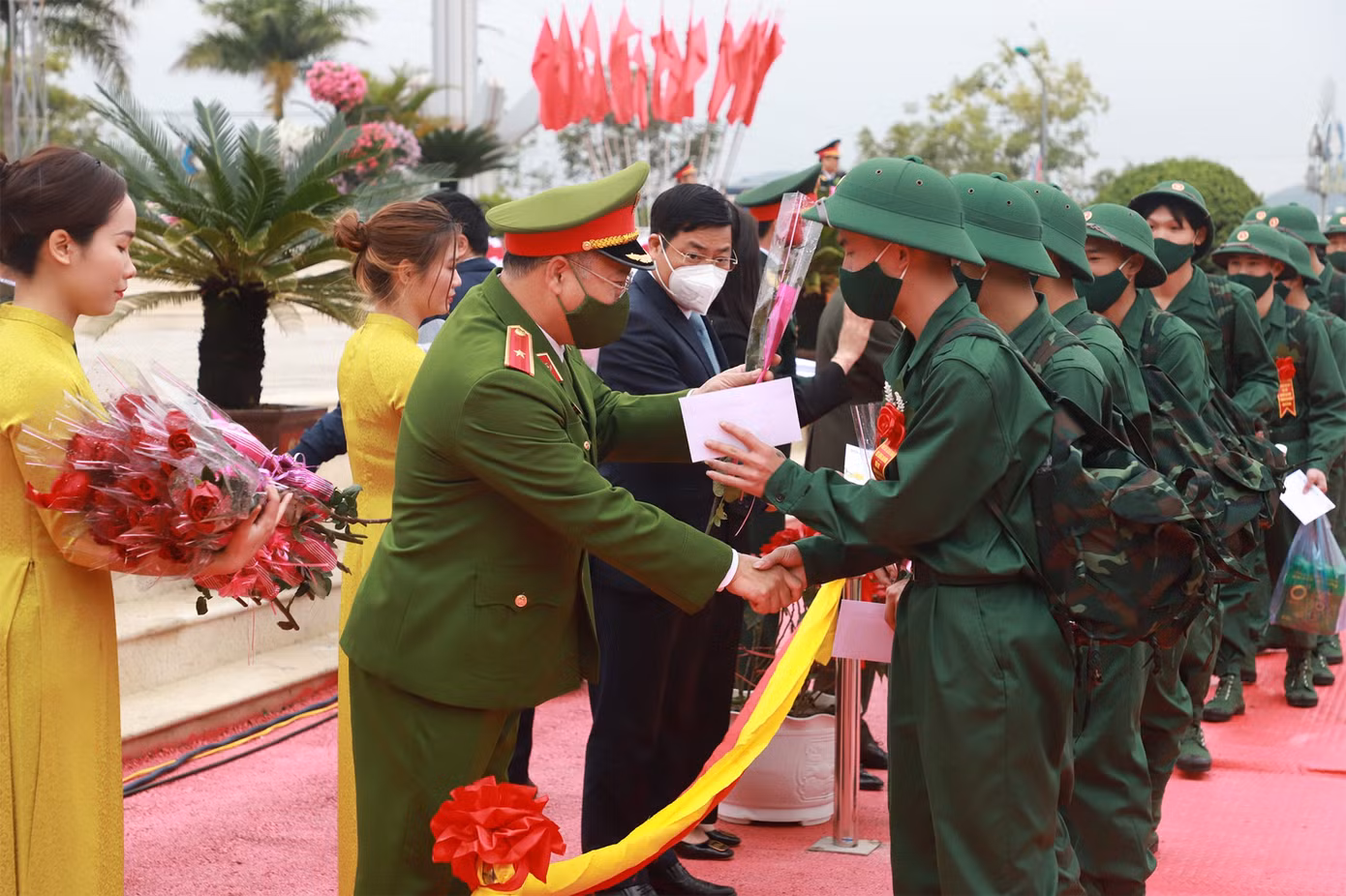 Thiếu tướng Nguyễn Văn Long, Thứ trưởng Bộ Công an và Bí thư Tỉnh ủy Bắc Giang Dương Văn Thái động viên tân binh lên đường nhập ngũ Thiếu tướng Nguyễn Văn Long, Thứ trưởng Bộ Công an và Bí thư Tỉnh ủy Bắc Giang Dương Văn Thái động viên tân binh lên đường nhập ngũ