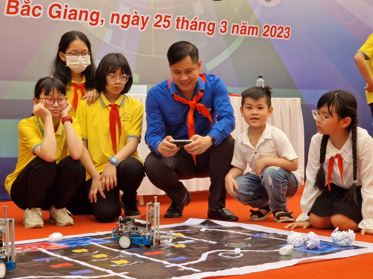Các em học sinh trải nghiệm sản phẩm công nghệ tại ngày hội