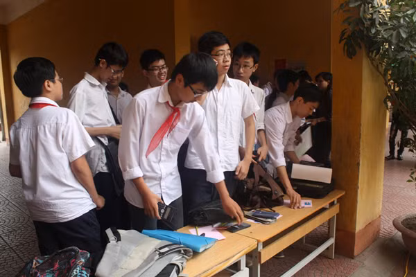 Để đảm báo tính nghiêm túc, thí sinh đều phải đề đồ dùng cá nhân như túi, điện thoại, máy tính ngoài phòng thi