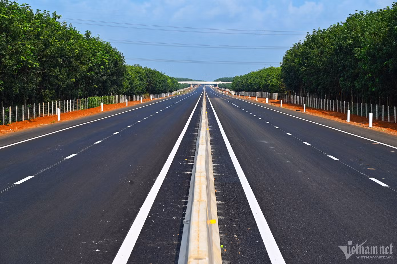 Cao tốc Phan Thiết - Dầu Giây thông xe dịp lễ 30/4 sẽ thúc đẩy du lịch Phan Thiết bùng nổ (ảnh: VietnamNet). Cao tốc Phan Thiết - Dầu Giây thông xe dịp lễ 30/4 sẽ thúc đẩy du lịch Phan Thiết bùng nổ (ảnh: VietnamNet).