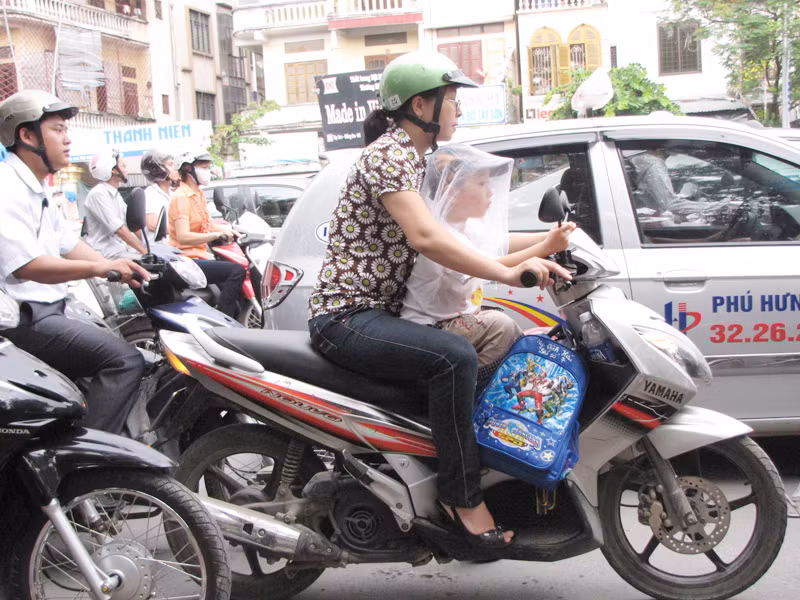 Sáng nay, hầu hết các tuyến đường thủ đô đều ùn tắc do lượng phụ huynh đưa con em đến trường tăng đột biến. Nhiều bậc cha mẹ phải leo lên vỉa hè, thậm chí vượt đèn đỏ để kịp giờ khai giảng 