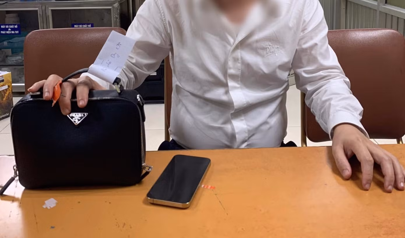 Chiếc ví hàng hiệu chứa nhiều tiền tệ của hành khách N.V.B. (Ảnh: NIA).