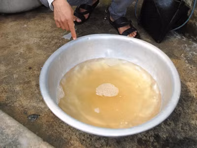 Nguồn nước bẩn, nhiễm phèn, lắng đầy cặn vôi vẫn được dân Phong Sơn dùng trong sinh hoạt hằng ngày. Ảnh: Ngọc Văn 