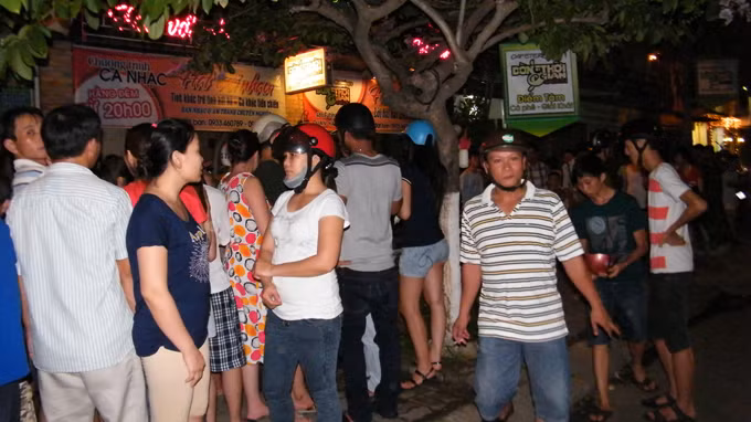 Người hiếu kỳ vây kín phòng trà Dòng Thời Gian Sài Gòn -