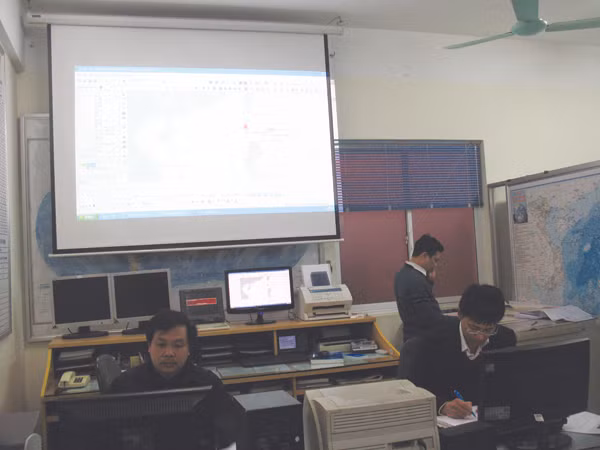 MRCC hối hả thông báo cứu nạn (ảnh lớn) vùng biển nơi Vinalines Queen chìm (ảnh nhỏ)